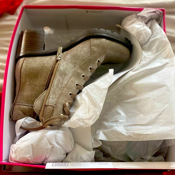 VINCE CAMUTO GAVIANA SIZE 7 - Picture 2 of 4